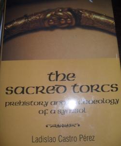 THE SACRED TORCS PREHISTORY AND ARCHAEOLOGY OF A SYMBOL de LADISLAO CASTRO PEREZ